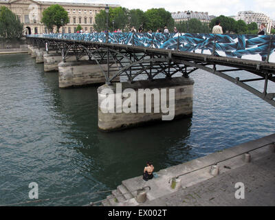 Pas plus d'amour se bloque par Pontonio,cadenas d'amour sur le Pont des Arts la passerelle sur la Seine, Paris, France, musée du Louvre Banque D'Images