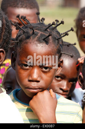 Lycéenne, portrait, matin Assemblée générale dans la cour de l'école, Kasongo-Lunda, Kawongo district, province de Bandundu, République du Congo Banque D'Images