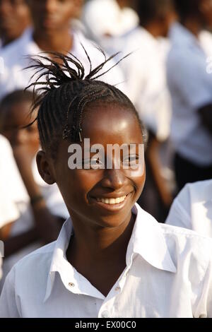 Smiling schoolgirl, portrait, matin Assemblée générale dans la cour de l'école, Kasongo-Lunda, Kawongo district, province de Bandundu Banque D'Images