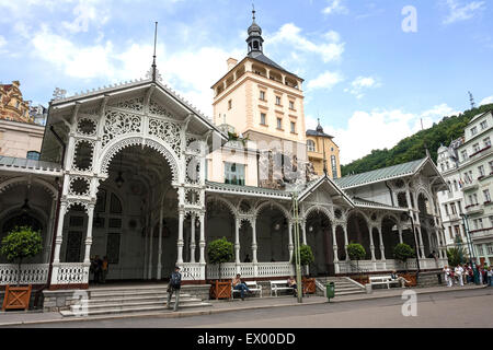 Colonnade du marché en face de la tour du château, Karlovy Vary, en Bohême, République Tchèque Banque D'Images