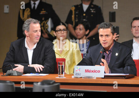 (150703) -- Paracas, le 3 juillet 2015 (Xinhua) -- le président mexicain Enrique Pena Nieto (R) assiste à la 10ème sommet de l'Alliance du Pacifique à Paracas, Pérou, le 2 juillet 2015. (Xinhua/Luis Camacho) (RTG) Banque D'Images