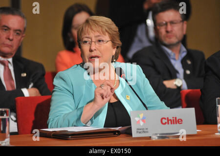 (150703) -- Paracas, le 3 juillet 2015 (Xinhua) -- La présidente du Chili Michelle Bachelet s'occupe le 10e Sommet de l'Alliance du Pacifique, à Paracas, Pérou, le 2 juillet 2015. (Xinhua/Luis Camacho) (RTG) Banque D'Images