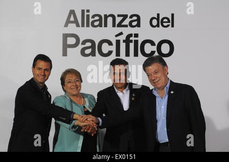 (150703) -- Paracas, le 3 juillet 2015 (Xinhua) -- le président mexicain Enrique Pena Nieto, la présidente du Chili Michelle Bachelet, le président du Pérou Ollanta Humala, et le président colombien Juan Manuel Santos (L-R) assister à la 10ème sommet de l'Alliance du Pacifique à Paracas, Pérou, le 2 juillet 2015. (Xinhua/Luis Camacho) (RTG) Banque D'Images