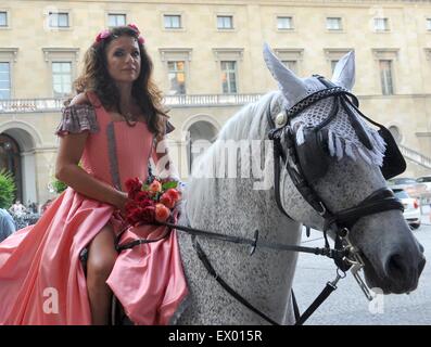 Munich, Allemagne. 07 juillet, 2015. L'actrice Christine Neubauer effectue comme "Buhlschaft" dans le jeu "Jedermann" dans le cadre de l'Brunnenhof concerts à Munich, Allemagne, 02 juillet 2015. Photo : Ursula Dueren/dpa/Alamy Live News Banque D'Images