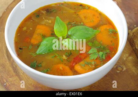 La soupe au chou appétissant dans un pot en argile Banque D'Images