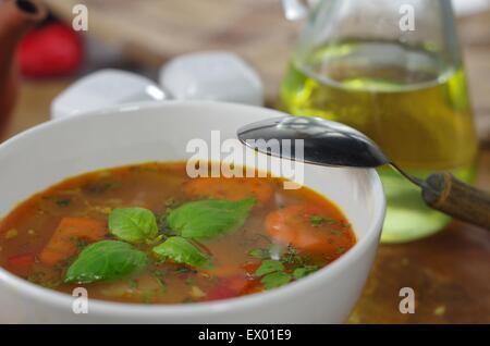 La soupe au chou appétissant dans un pot en argile Banque D'Images