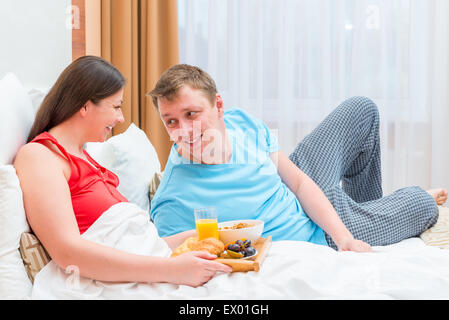 L'amour heureux couple manger le petit déjeuner le matin Banque D'Images