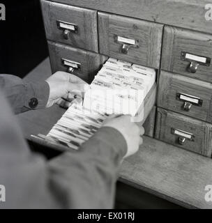 Historique, 1950, photo montre une carte traditionnelle du système d'index en usage au moment de l'enregistrement et le stockage de l'information, généralement l'ordre alphabétique, utilisés dans les bibliothèques et les bureaux. Banque D'Images