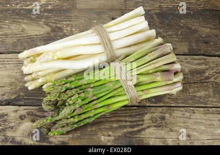 Ensemble d'asperges blanches et vertes à bord Banque D'Images