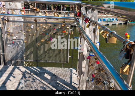 Lovelocks sur Pero's Bridge St Augustine's Reach dans le port de Bristol, Bristol, Angleterre. Banque D'Images