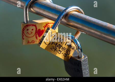 Lovelocks sur Pero's Bridge St Augustine's Reach dans le port de Bristol, Bristol, Angleterre. Banque D'Images