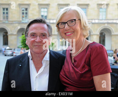 Munich, Allemagne. 07 juillet, 2015. Elmar Wepper acteur et son épouse Anita arrivent pour le Peace Award de la German Film (lit. Le pont 2015) dans le cadre du 33e Festival du Film de Munich, à Munich, Allemagne, 02 juillet 2015. L'événement se déroule du 25 juin au 04 juillet. Photo : Ursula Dueren/dpa/Alamy Live News Banque D'Images