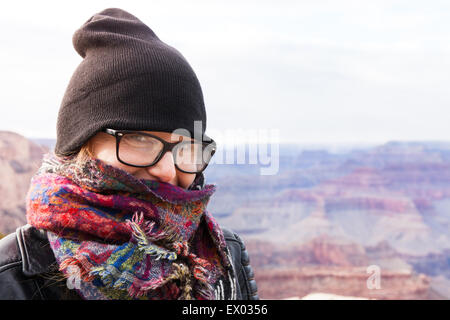 Woman wearing hat and scarf, Grand Canyon, Arizona, USA Banque D'Images