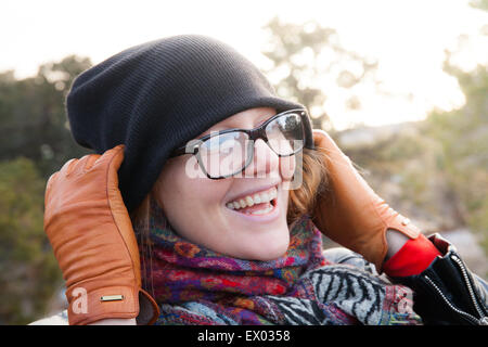 Close up of woman wearing Knit hat and scarf Banque D'Images