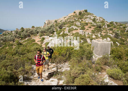 Trekking hommes près de tombeaux, de Lycie, Kalekoy, Demre, Simena, Turquie Banque D'Images