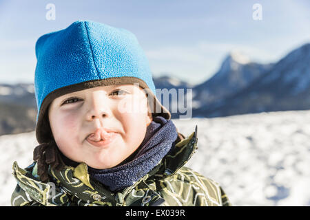 Toddler sticking out tongue, Achenkirch, Tirol, Autriche Banque D'Images