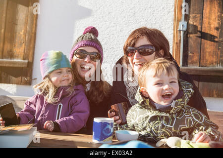 Famille en vacances, Achenkirch, Tirol, Autriche Banque D'Images