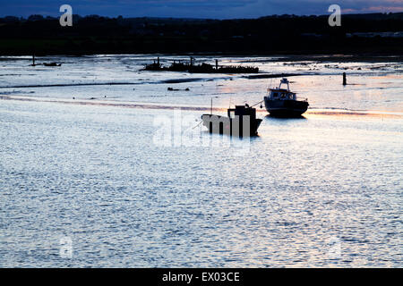 Bateaux de pêche dans l'estuaire Coquet au crépuscule déambulent par la mer Angleterre Northumberland Banque D'Images