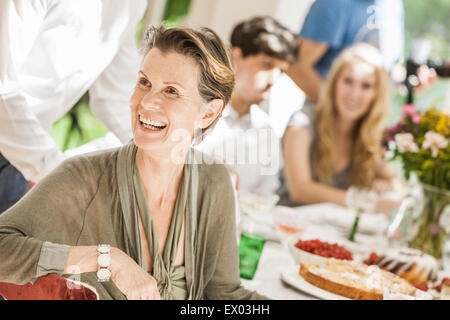 Senior woman at family Birthday party dans la salle à manger Banque D'Images