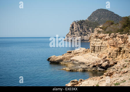 Vue sur les falaises et les côtes rocheuses, Ibiza, Espagne Banque D'Images