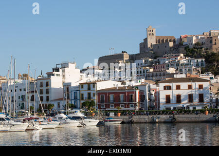 Vue de la vieille ville de port, Ibiza, Espagne Banque D'Images
