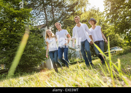 Groupe de personnes marchant à travers la forêt Banque D'Images