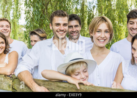 Portrait de groupe de personnes appuyé contre une clôture en forêt Banque D'Images