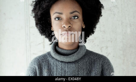 Portrait of young woman in front of wall Banque D'Images