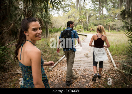 Randonneurs sur la passerelle, Skidaway Island State Park , Savannah, Georgia, USA Banque D'Images