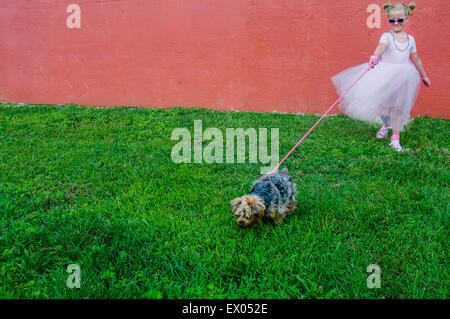 Young Girl wearing tutu, chien de marche Banque D'Images