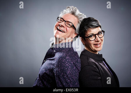Dos à Dos studio portrait of businessman and woman Banque D'Images