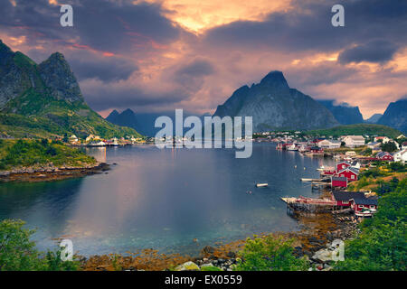 Reine. Ville pittoresque de Reine par le fjord sur îles Lofoten en Norvège. Banque D'Images