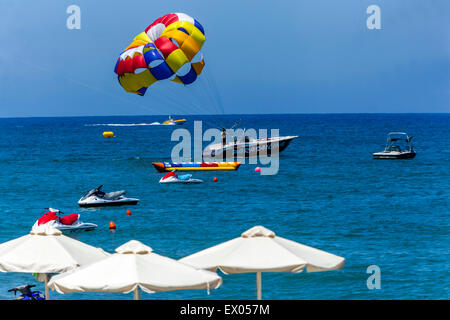 Parachute ascensionnel au-dessus de la mer Crète Rethymno Grèce profiter d'une expérience de voyage Banque D'Images