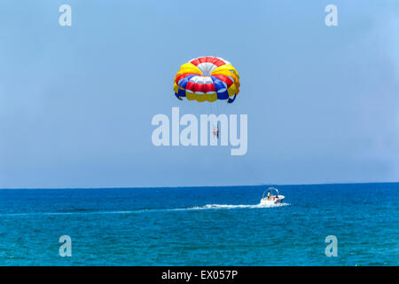 Le parapente au-dessus de la mer de la Crète Rethymno Grèce Banque D'Images