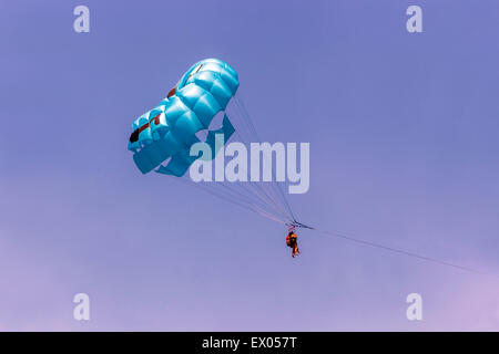 Le parapente au-dessus de la mer de la Crète Rethymno Grèce Banque D'Images