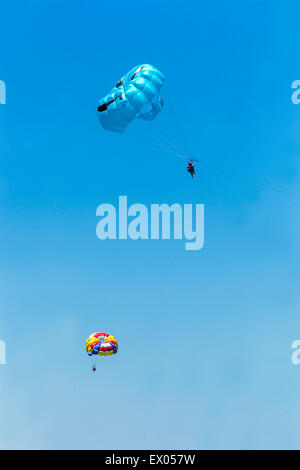 Le parapente au-dessus de la mer de la Crète Rethymno Grèce Banque D'Images