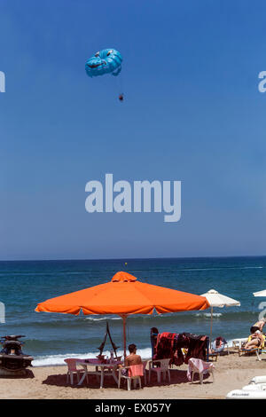 Le parapente au-dessus de la mer de la Crète Rethymno Grèce Banque D'Images