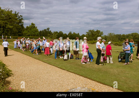 Ligne de personnes Queuing Antiquités Roadshow à Bowood House dans le Wiltshire Banque D'Images