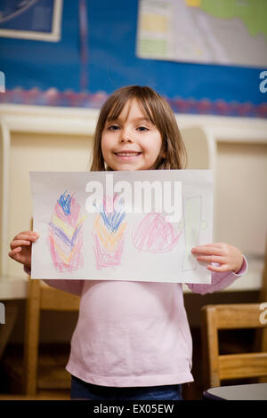 Girl montrant outre de dessin en classe Banque D'Images