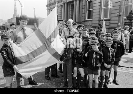 La 14e Huddersfield (Marsden) Groupe de lignes pour le début de l'assemblée annuelle hier St George's Day Parade. Six cents personnes ont pris part à l'Huddersfield au sud-ouest du groupe scout du district mars et service. Les 12 groupes scouts, dirigé par Newsome Orchestre Scout Banque D'Images