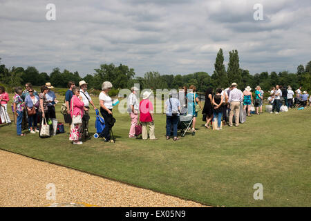 Ligne de personnes Queuing Antiquités Roadshow à Bowood House dans le Wiltshire Banque D'Images