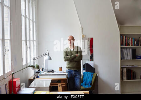Mature man in creative studio, portrait Banque D'Images