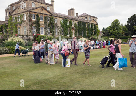 Ligne de personnes Queuing Antiquités Roadshow à Bowood House dans le Wiltshire Banque D'Images