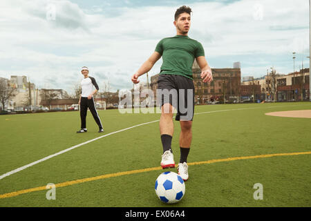 Jeune joueur de soccer masculin prépare à prendre un coin tourné Banque D'Images