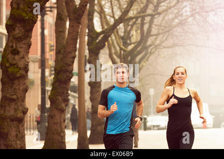 Jeune homme et femme misty le long de trois voies, Pioneer Square, Seattle, USA Banque D'Images