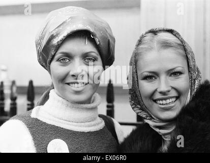 Miss Brésil, Madalena Sbaraini (à gauche) et de Miss Allemagne, Dagmar Winkler (à droite) , les candidats à Miss Monde, Londres, 16 novembre 1977. Banque D'Images