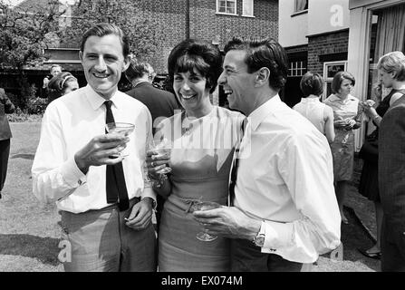 Garden Party à la maison de Graham Hill, pilote de course automobile, pour célébrer la réussite de son retour d'Amérique latine, où il a participé à et a remporté l'Indianapolis 500 (tenue le 30 mai) à sa première tentative, en photo à la maison avec femme Bette Hill et Jim Clark, qui Banque D'Images