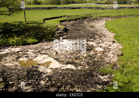 Lit d'une rivière asséchée, Skirfare Littondale Rivière, Yorkshire Dales national park, England, UK Banque D'Images