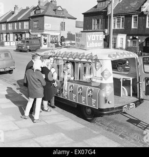 Margaret McKay député travailliste a acheté une glace van partir à la toile de sa circonscription. Elle est vue ici dans la région du parc de Clapham Londres dans son van converti avec certains de ses partisans. Leur slogan est "STOP et me poser un' 18 Mars 1966 Banque D'Images