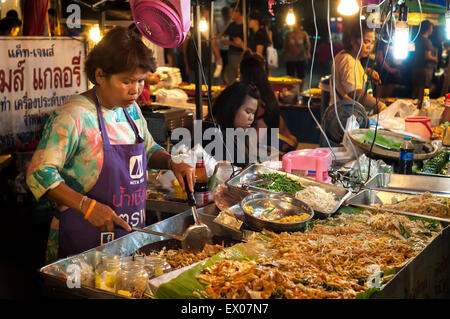 La cuisine thaïlandaise nouilles sautées dame à un marché nocturne de Chiang Mai Banque D'Images
